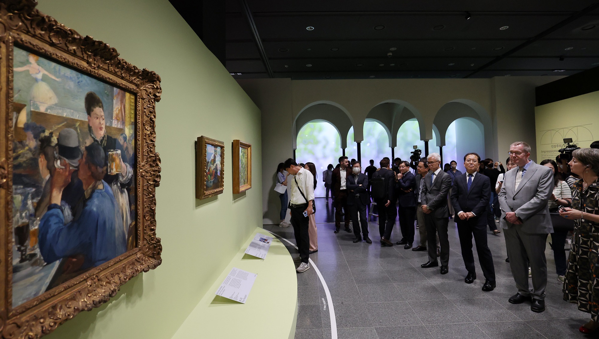 Duta Besar Inggris untuk Korea Colin Crooks (kedua dari kanan), Direktur Museum Nasional Korea Yoon Sung Yong (ketiga dari kanan) beserta pada jurnalis dalam dan luar Korea menghadiri upacara pembukaan pameran khusus bertajuk Eyes on Us: Masterpieces from the National Gallery, London yang diadakan pada tanggal 1 Juni di Museum Nasional Korea. (Jeon Han)