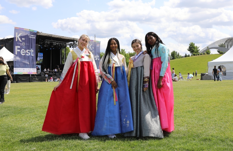 Para pengunjung yang mengenakan hanbok mengambil foto kenang-kenangan di K-Fest yang diadakan oleh Korean Cultural Center di Kanada pada tanggal 10 Juni (waktu setempat) di Taman Lansdowne, Ottawa, Kanada.