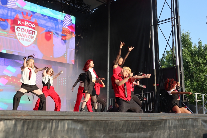 Sebuah tim tari memberikan pertunjukan dalam 2023 K-Pop Cover Dance Festival in Canada sebagai bagian dari K-Fest yang diadakan pada tanggal 10 Juni di Ottawa, Kanada.