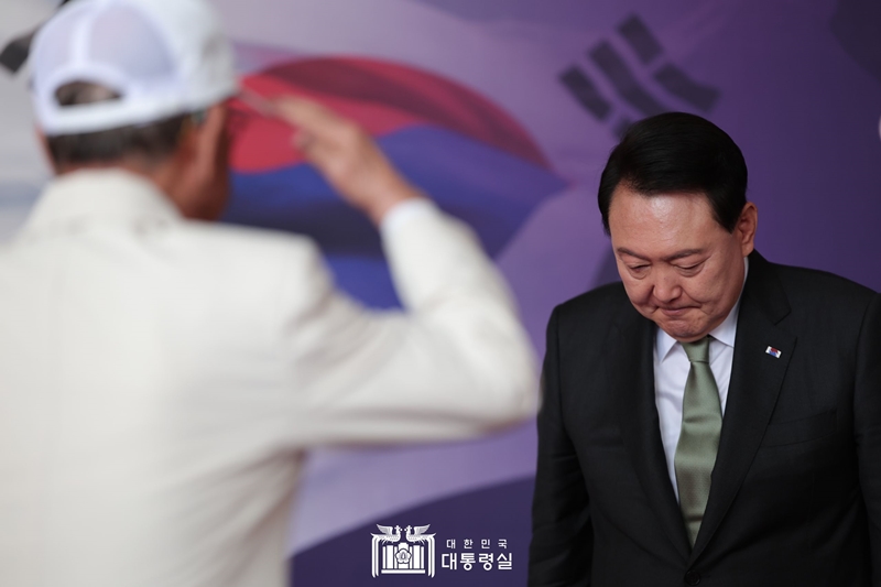 Presiden Yoon Suk Yeol memberikan hormat kepada salah seorang pahlawan bangsa pada jamuan makan siang dengan keluarga para pahlawan bangsa dan veteran perang yang diselenggarakan pada tanggal 14 Juni di Yeongbingwan, Cheong Wa Dae. 