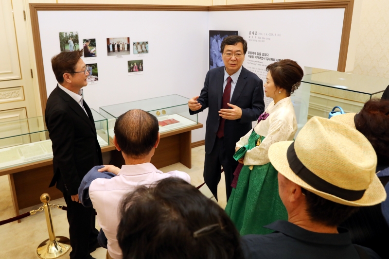 Ketua Kim Dae Jung Peace Center sekaligus putra mantan Presiden Kim Dae-jung, Kim Hong-eop dan istrinya Shin Seon-ryeon melihat-lihat pameran khusus Stories of Our Presidents: The Presidents Were Here yang diadakan di gedung utama Cheong Wa Dae pada tanggal 17 Juni. 