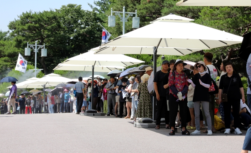 Para pengunjung mengantre untuk masuk ke pameran khusus Stories of Our Presidents: The Presidents Were Here yang diadakan di gedung utama Cheong Wa Dae pada tanggal 17 Juni.