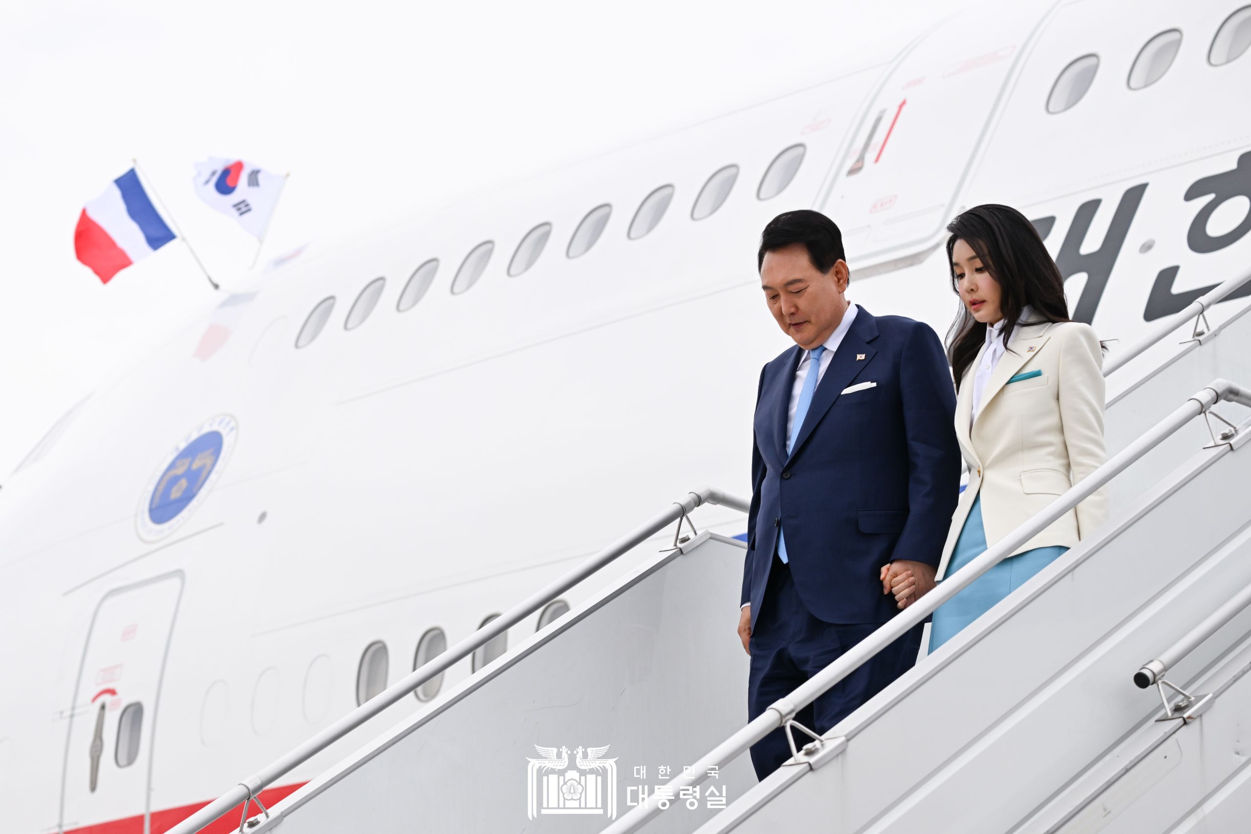 Presiden Yoon Suk Yeol dan Ibu Negara Kim Keon Hee turun dari Air Force One saat tiba di Bandara Orly di Paris pada tanggal 19 Juni (waktu setempat). 