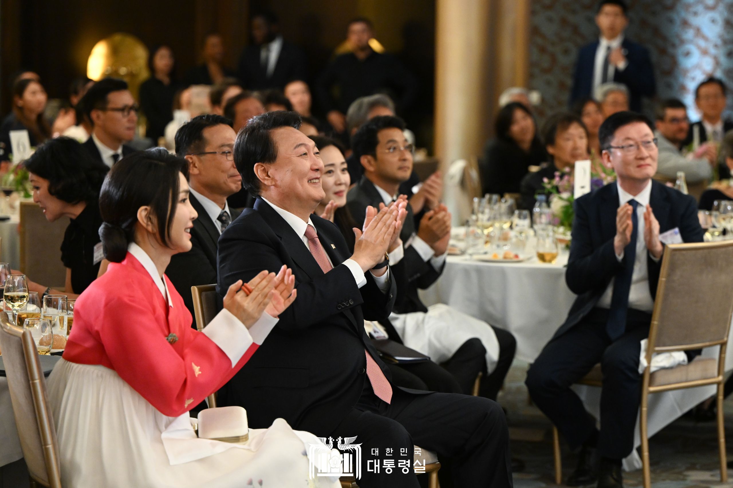 Presiden Yoon Suk Yeol dan Ibu Negara Kim Keon Hee bertepuk tangan saat menonton pertunjukan di pertemuan dengan warga negara Korea di Prancis yang diadakan di sebuah hotel di Paris, Prancis pada tanggal 19 Juni (waktu setempat).