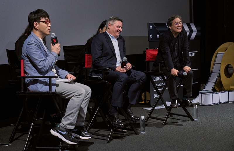 Sekitar seratus orang peserta hadir dalam acara bertajuk Netflix & Park Chan-wook dengan Para Pegiat Film Masa Depan yang digelar pada tanggal 21 Juni di Ruang Park Chan-wook, CGV Yongsan iPark Mall, Yongsan-gu, Seoul. Dari kiri ke kanan: Kritikus Film Lee Dong-jin, CEO Netflix Ted Sarandos, dan Sutradara Park Chan-wook. (Netflix) 