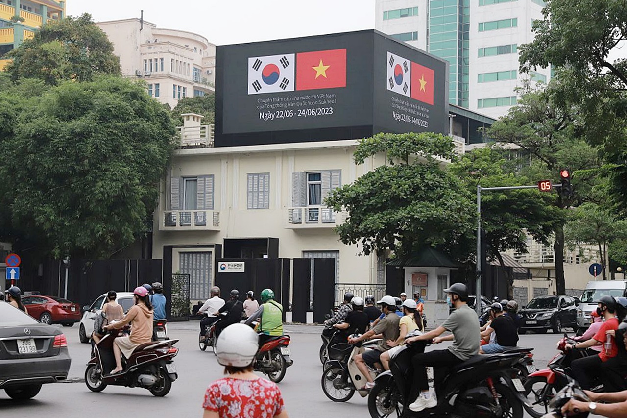 Video yang dibuat untuk menyambut kunjungan kenegaraan Presiden Yoon Suk Yeol ke Vietnam, ditayangkan di papan LED besar yang berada di atap KCC Vietnam di Hanoi. 