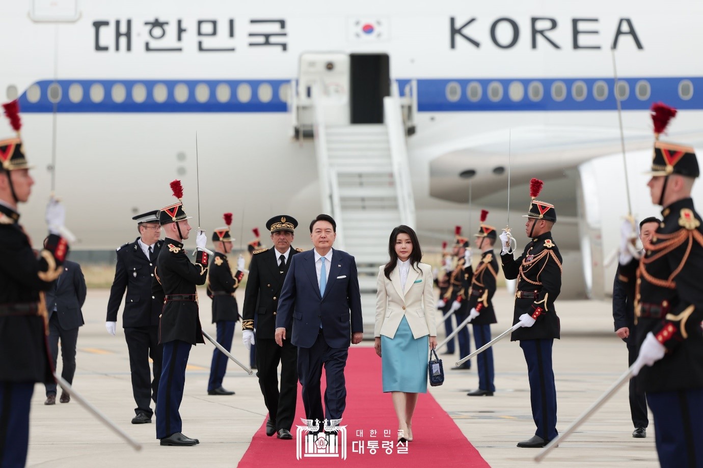 Presiden Yoon Suk Yeol dan Ibu Negara Kim Keon Hee disambut saat tiba di Bandara Orly Prancis pada tanggal 19 Juni (waktu setempat). 