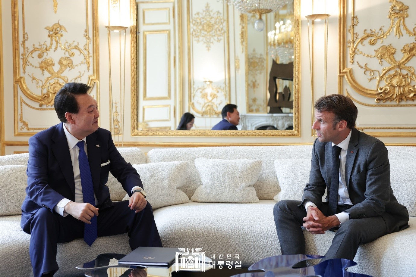 Presiden Yoon Suk Yeol (kiri) dan Presiden Emmanuel Macron (kanan) mengadakan KTT (Konferensi Tingkat Tinggi) Korea-Prancis pada tanggal 20 Juni (waktu setempat) di Paris, Prancis. Keduanya sepakat untuk memperluas kerja sama antara Korea dan Prancis setingkat lebih maju berdasarkan aliansi nilai-nilai universal. Keduanya juga sepakat untuk menambah investasi secara timbal balik dengan berfokus pada teknologi termutakhir, seperti baterai. 