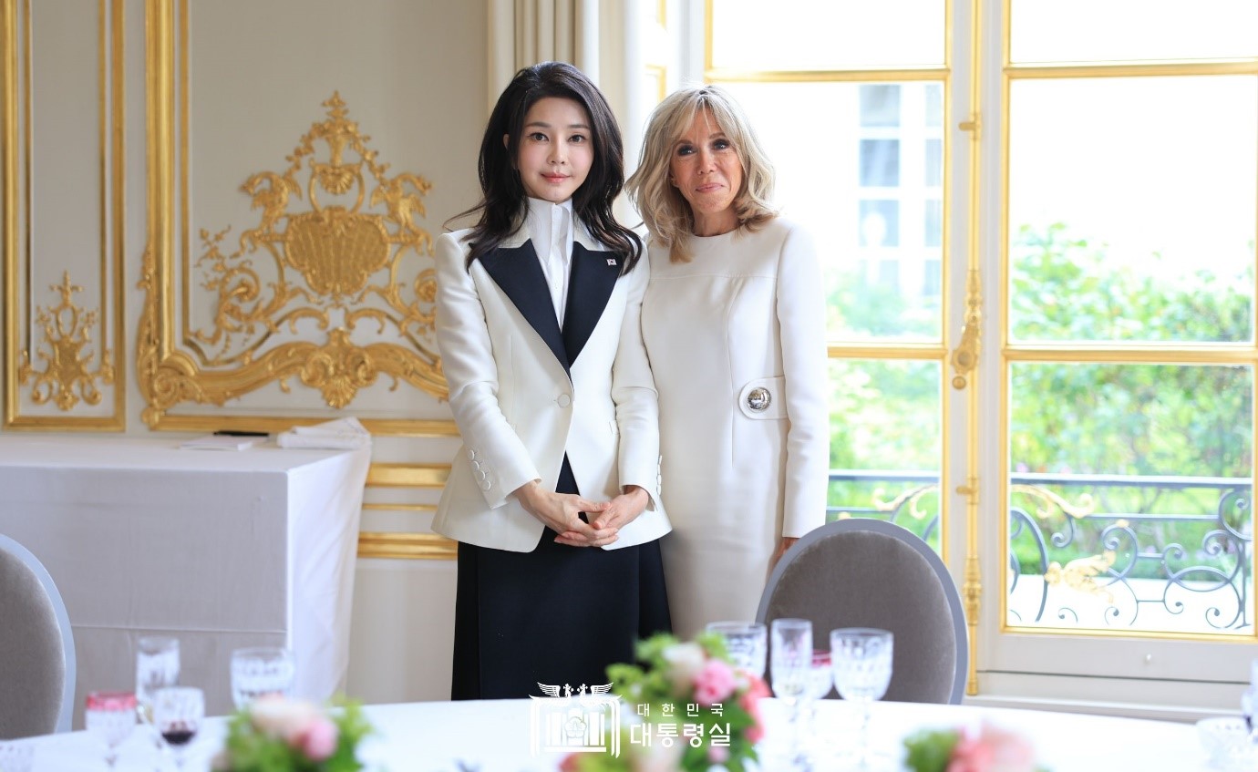 Ibu Negara Kim Keon Hee (kiri) dan Ibu Negara Prancis Brigitte Macron bertemu pada tanggal 20 Juni (waktu setempat) untuk jamuan makan di Istana Elysee, Paris Prancis. Ibu Kim mengajak Ibu Macron untuk meningkatkan jumlah pertukaran antara Korea dan Prancis dalam bidang seni budaya agar masyarakat kedua negara dapat lebih saling memahami satu sama lain. Ibu Macron lalu mengajak Ibu Kim untuk bekerja sama agar karya-karya bagus dapat dipamerkan di Centre Pompidou cabang Seoul yang akan dibuka. 