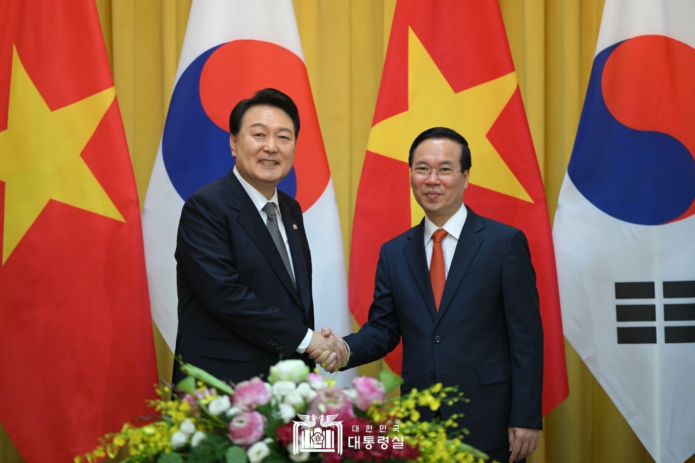 Presiden Yoon Suk Yeol dan Presiden Vo Van Thuong berjabat tangan pada KTT Korea-Vietnam yang diselenggarakan pada tanggal 23 Juni (waktu setempat). Korea dan Vietnam sepakat untuk mempercepat kerja sama ekonomi untuk mencapai tujuan jumlah angka perdagangan senilai 150 miliar dolar pada tahun 2030, salah satunya melalui penguatan manajemen suplai mineral. Korea dan Vietnam juga sepakat untuk mengakui SIM (Surat Izin Mengemudi) internasional yang diterbitkan oleh kedua negara tersebut. Kedua pemimpin negara menandatangani 17 kontrak dan nota kesepahaman pada konferensi pers bersama yang diselenggarakan setelah KTT Korea-Vietnam selesai untuk mewujudkan Hubungan Kemitraan Komprehensif. 