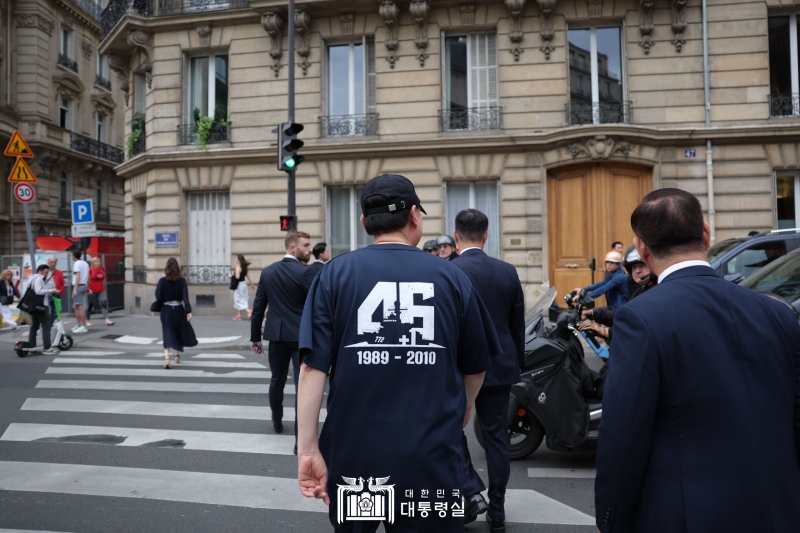 Presiden Yoon Suk Yeol berjalan kaki di tengah Kota Paris pada tanggal 20 Juni (waktu setempat) dengan mengenakan baju dan kaus dengan latar belakang peristiwa tenggelamnya kapal ROKS Cheonan (2010). Saat itu Presiden Yoon berjalan-jalan selama 30 menit di Taman Monceau yang berada di depan hotel tempat ia tinggal. 