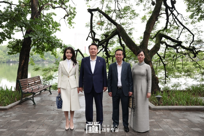 Presiden Yoon Suk Yeol (kedua dari kiri) dan Ibu Negara Kim Keon Hee (pertama dari kiri) berfoto bersama dengan Presiden Vietnam Vo Van Thuong dan istrinya, Phan Thi Thanh Tam pada tanggal 24 Juni (waktu setempat) di tepi Danau Hoan Kiem, Hanoi, Vietnam. Keempatnya bertemu untuk sarapan bersama di sebuah restoran yang berada di dekat danau tersebut. Mereka sepakat untuk mendorong lebih jauh lagi hubungan persahabatan dan kemitraan yang sudah berlangsung selama 30 tahun ini. 