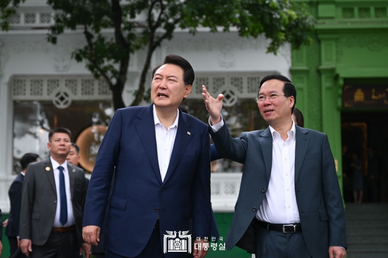 Presiden Yoon Suk Yeol terlihat sedang mendengarkan penjelasan dari Presiden Vietnam Vo Van Thuong saat sedang berjalan kaki bersama di sekitar Danau Hoan Kiem pada tanggal 24 Juni (waktu setempat). 