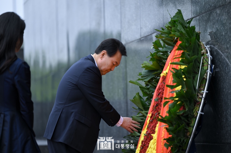 Presiden Yoon Suk Yeol dan Ibu Negara Kim Keon Hee mengunjungi Mausoleum Ho Chi Minh di Hanoi pada tanggal 23 Juni (waktu setempat). Tulisan Presiden Korea Yoon Suk Yeol tertulis dengan pita merah dalam bahasa Korea dan Vietnam di tembok mausoleum ini. 