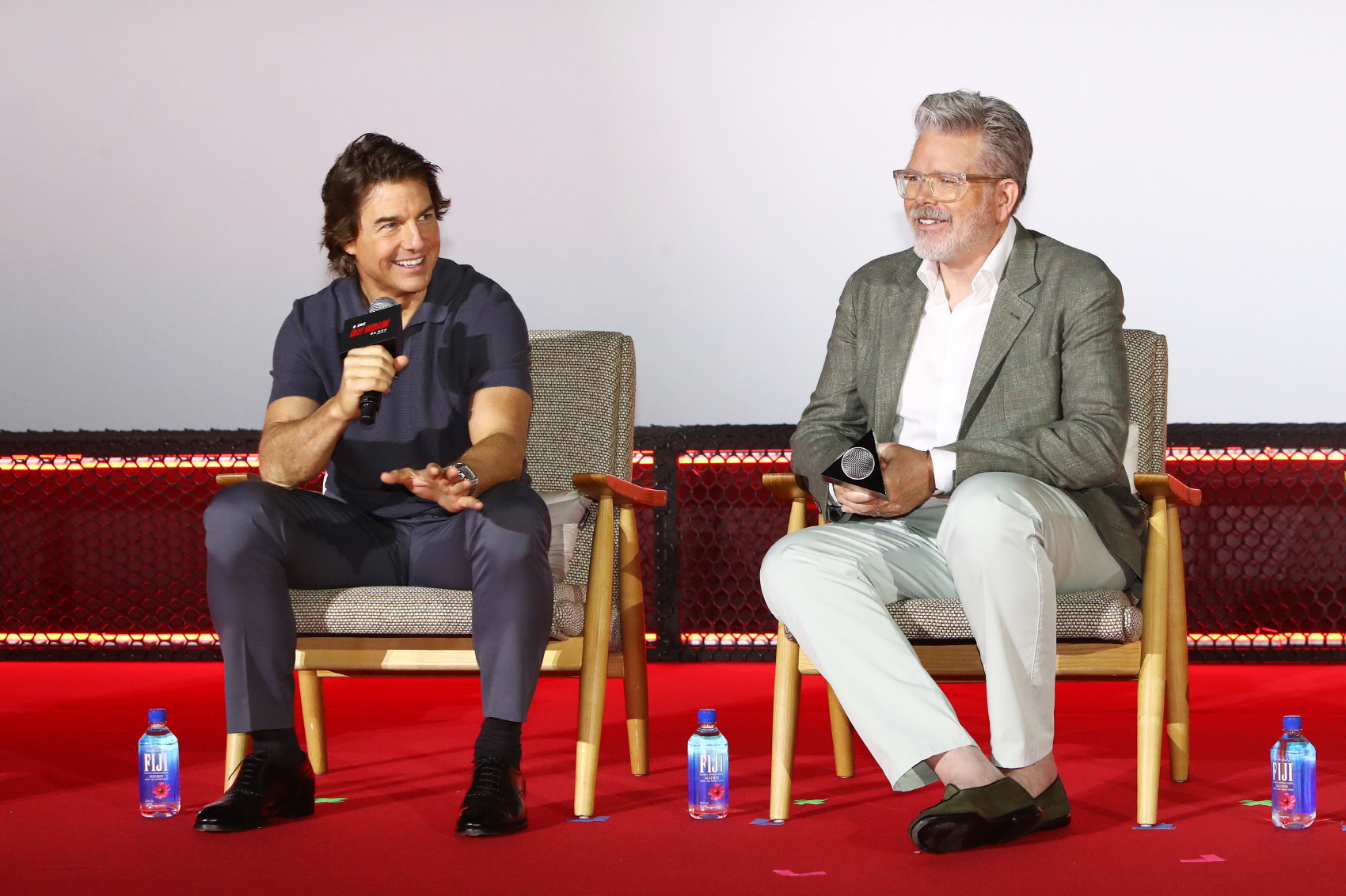 Tom Cruise sedang menjawab pertanyaan para wartawan pada konferensi pers pemutaran film perdana Mission: Impossible – Dead Reckoning Part One yang digelar pada tanggal 29 Juni di Lotte World Mall, Songpa-gu, Seoul. (Lotte Entertainment) 