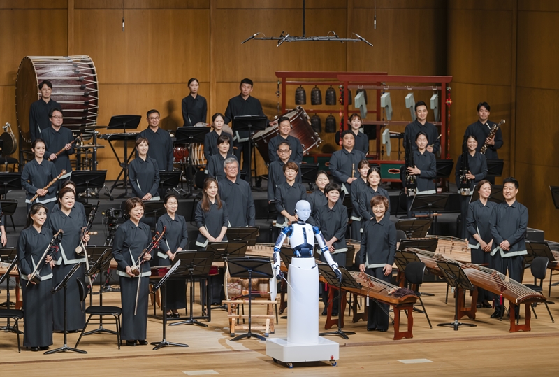 Dirigen robot pertama Korea, EveR 6, debut melalui pertunjukan bernama Disproof yang dibawakan oleh National Orchestra of Korea pada tanggal 30 Juni di Haeoreum Grand Theater, National Theater of Korea, Jung-gu, Seoul. (National Theater of Korea)