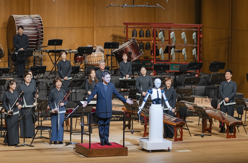 Dirigen Soo-Yeoul Choi menyapa penonton dengan mengikuti gerakan EveR 6 pada pertunjukan bernama Disproof yang dibawakan oleh National Orchestra of Korea pada tanggal 30 Juni di Haeoreum Grand Theater, National Theater of Korea, Jung-gu, Seoul. (National Theater of Korea)