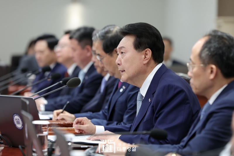 Foto di atas menunjukkan Presiden Yoon Suk Yeol yang sedang memimpin rapat kenegaraan pada tanggal 27 Juli di Kantor Kepresidenan, Yongsan, Seoul. (Kantor Kepresidenan Republik Korea) 