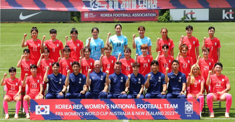 Para pemain timnas sepak bola wanita yang berpartisipasi dalam Piala Dunia FIFA 2023 di Australia dan Selandia Baru berfoto pada tanggal 7 Juli di Pusat Pelatihan Tim Nasional (NFC), Kota Paju, Provinsi Gyeonggi. Tim nasional yang termasuk ke Grup H penyisihan grup akan melawan Kolombia pada tanggal 25 Juli, Maroko pada tanggal 30 Juli, dan Jerman pada tanggal 3 Agustus. (Yonhap News)