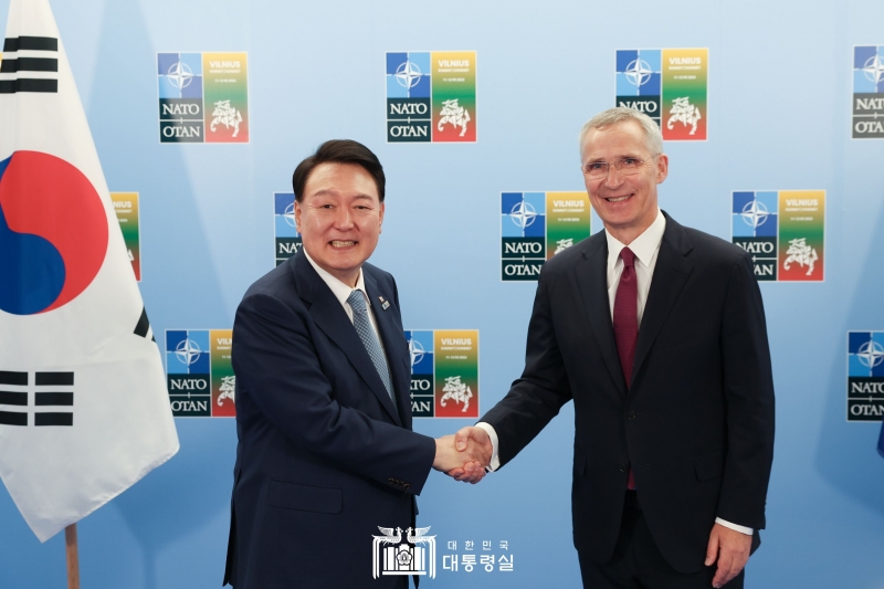 Presiden Yoon (kiri) berjabat tangan dengan Sekretaris Jenderal NATO, Jens Stoltenberg pada tanggal 11 Juli (waktu setempat) di Vilnius, ibu kota Lituania.