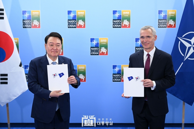 Presiden Yoon (kiri) Sekretaris Jenderal NATO, Jens Stoltenberg berfoto dengan memegang dokumen ITPP pada tanggal 11 Juli (waktu setempat) di Vilnius, ibu kota Lituania.