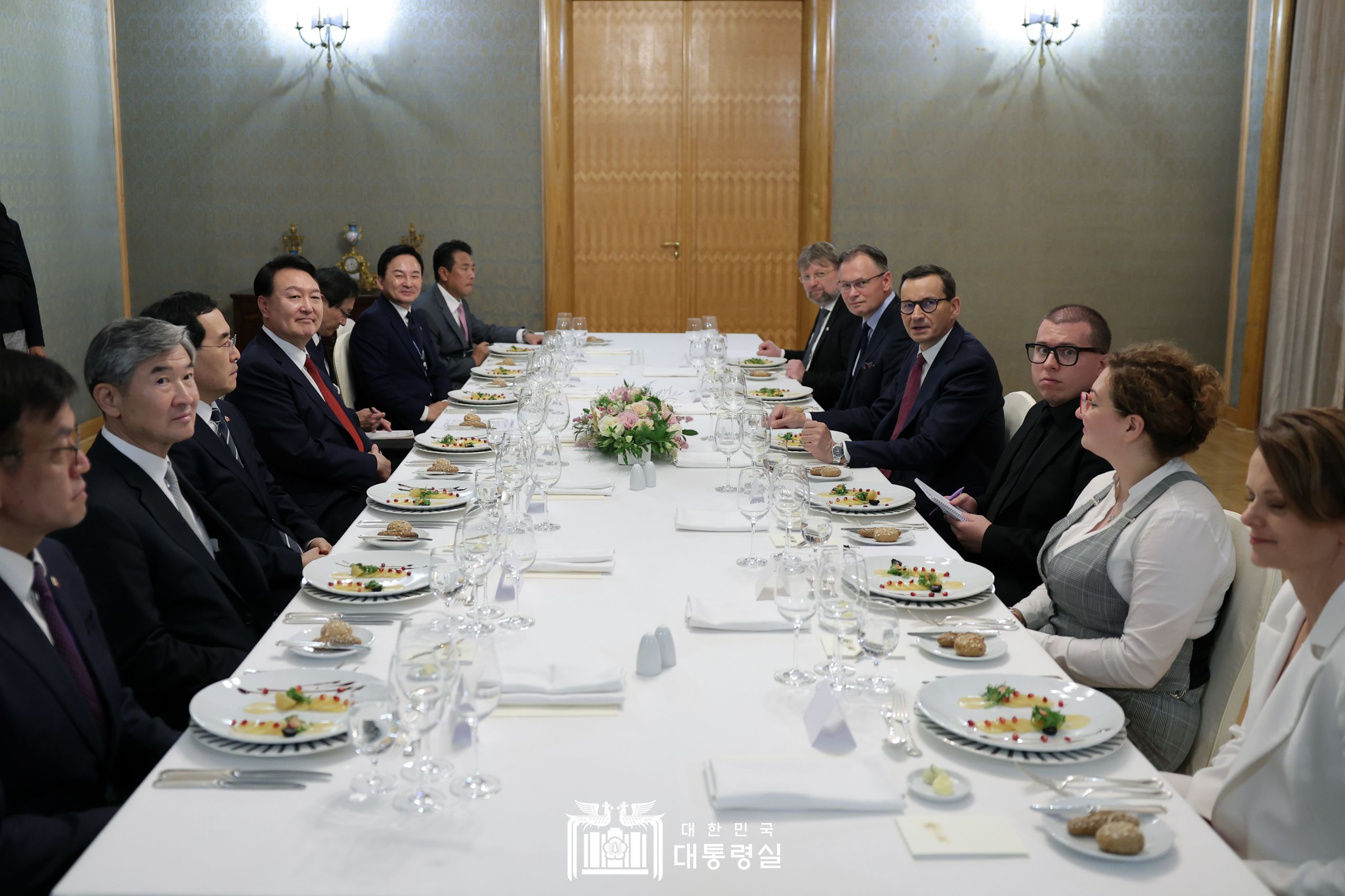 Presiden Yoon Suk Yeol (keempat dari kiri) menghadiri jamuan makan siang dengan Perdana Menteri Polandia Mateusz Morawiecki pada tanggal 13 Juli (waktu setempat) di Kantor Perdana Menteri Polandia.