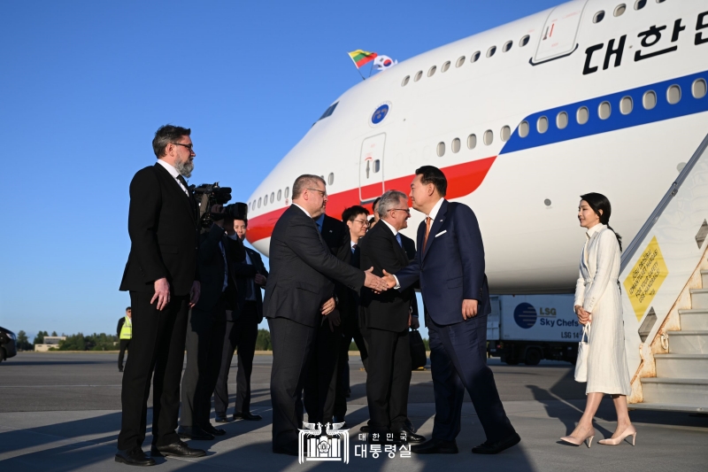 ▲Presiden Yoon Suk Yeol (kedua dari kanan) dan Ibu Negara Kim Keon Hee (paling kanan) tiba di Bandara Internasional Vilnius pada tanggal 10 Juli (waktu setempat) untuk menghadiri KTT NATO. 