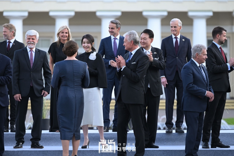 Presiden Yoon Suk Yeol dan Ibu Negara Kim Keon Hee menyapa para pemimpin yang hadir dalam jamuan makan malam KTT NATO yang digelar pada tanggal 11 Juli (waktu setempat) di Istana Presiden Lituania di Vilnius. Juru Bicara Kantor Kepresidenan, Lee Do-woon, menyatakan bahwa pada kesempatan tersebut, Presiden Yoon meminta dukungan dari para pemimpin yang hadir untuk mendukung kesuksesan Busan agar bisa menjadi tuan rumah World Expo 2030. 