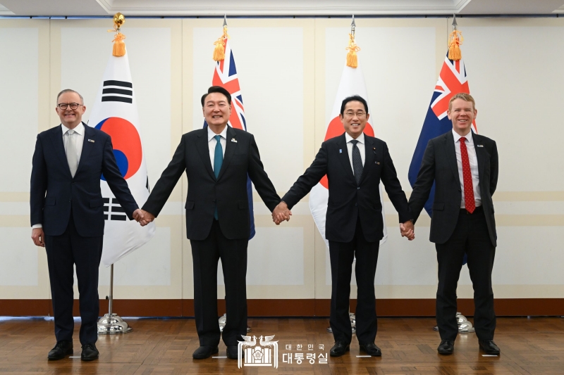 Presiden Yoon (kedua dari kiri) berfoto bersama Perdana Menteri Australia, Anthony Albanese (paling kiri); Perdana Menteri Jepang, Fumio Kishida (kedua dari kanan), dan Perdana Menteri Selandia Baru, Chris Hipkins (paling kanan) pada tanggal 12 Juli (waktu setempat) pada rapat dengan para pemimpin AP4 (Asia-Pacific partners). Presiden Yoon berkata, Kerja sama dengan NATO akan dibuat menjadi sistematis. Selain itu, AP4 akan berperan sebagai pemimpin dalam keamanan wilayah. 