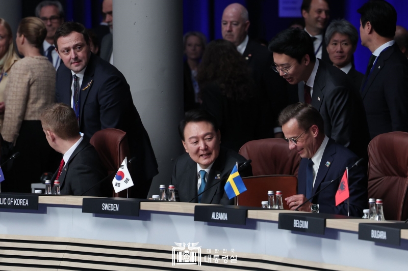 Presiden Yoon Suk Yeol (kedua dari kanan) berdialog dengan Perdana Menteri Swedia, Ulf Kristersson, pada KTT NATO yang diselenggarakan pada tanggal 12 Juli (waktu setempat) di Vilnius, Lituania. Melalui pidatonya, Presiden Yoon berkata, Kami telah menandatangani ITPP dengan NATO pada KTT kali ini. Kami akan memperluas pembagian informasi militer dengan NATO. 