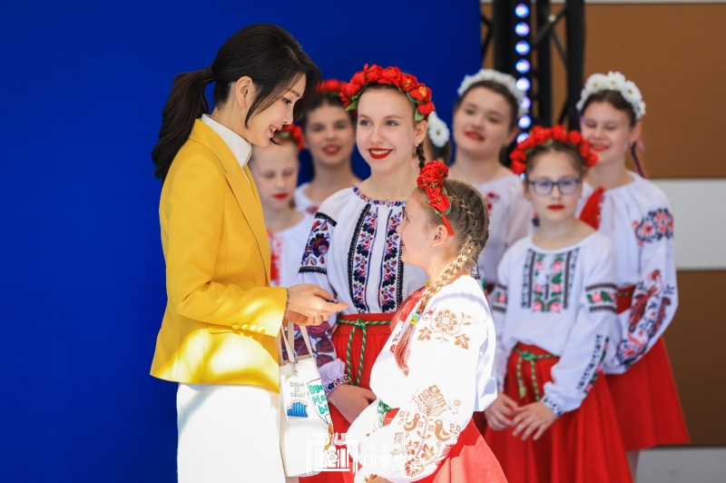 Ibu Negara Kim Keon Hee (kiri) menerima hadiah dari anak-anak Ukraina pada saat mengunjungi pusat bantuan untuk Ukraina pada tanggal 12 Juli (waktu setempat) di Vilnius. Acara ini diselenggarakan dalam program khusus untuk para pasangan pemimpin negara yang hadir dalam KTT NATO. Ibu Kim bertemu dengan Ibu Negara Ukraina, Olena Zelenska, dan berjanji untuk membantu Ukraina dan masyarakat Ukraina untuk dapat meraih kebebasan mereka. 