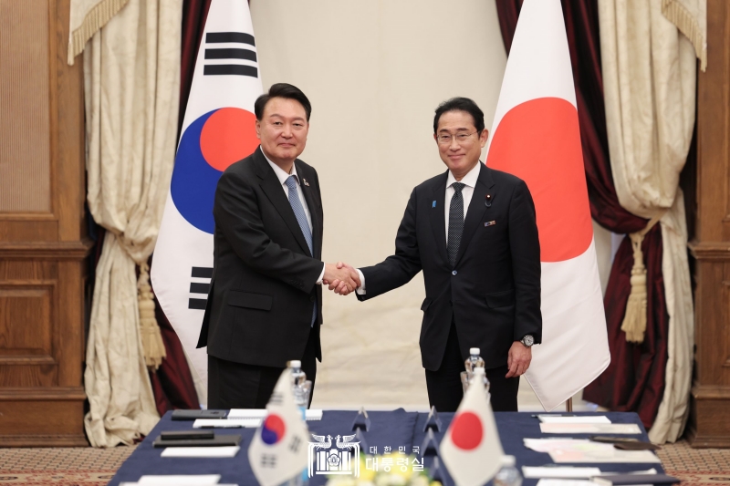 Presiden Yoon Suk Yeol (kiri) berjabat tangan dengan PM Jepang, Fumio Kishida, pada KTT Korea-Jepang yang diselenggarakan pada tanggal 12 Juli (waktu setempat) di Vilnius, Lituania. Keduanya berjanji akan mencari arah kerja sama di berbagai bidang, seperti keamanan, ekonomi, dan budaya. Presiden Yoon mengadakan KTT dengan para pemimpin dari 13 negara selama menghadiri KTT NATO. 