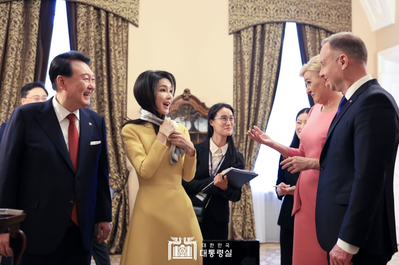 Presiden Yoon Suk Yeol dan Ibu Negara Kim Keon Hee bertukar hadiah dan bintang jasa dengan Presiden Polandia, Andrzej Duda, dan Ibu Negara, Agata Kornhauser-Duda pada tanggal 13 Juli (waktu setempat) di Istana Presiden Polandia. Presiden Yoon menganugerahkan bintang jasa tertinggi kepada Presiden Duda, yaitu Orde Agung Mugunghwa. Presiden Duda juga menganugerahkan bintang jasa tertinggi kepada Presiden Yoon, yaitu Orde Elang Putih. Keempatnya lalu menghadiri jamuan malan malam kenegaraan yang disiapkan oleh Presiden Duda. Saat itu, Presiden Yoon mengungkapkan, Aliansi kebebasan penting untuk menjaga tatanan internasional yang berdasarkan supremasi hukum pada masa krisis kompleks seperti sekarang ini. Mari kita menjaga nilai-nilai kebebasan dan demokrasi melalui semangat aliansi, seperti kata 'solidarnosc.' 