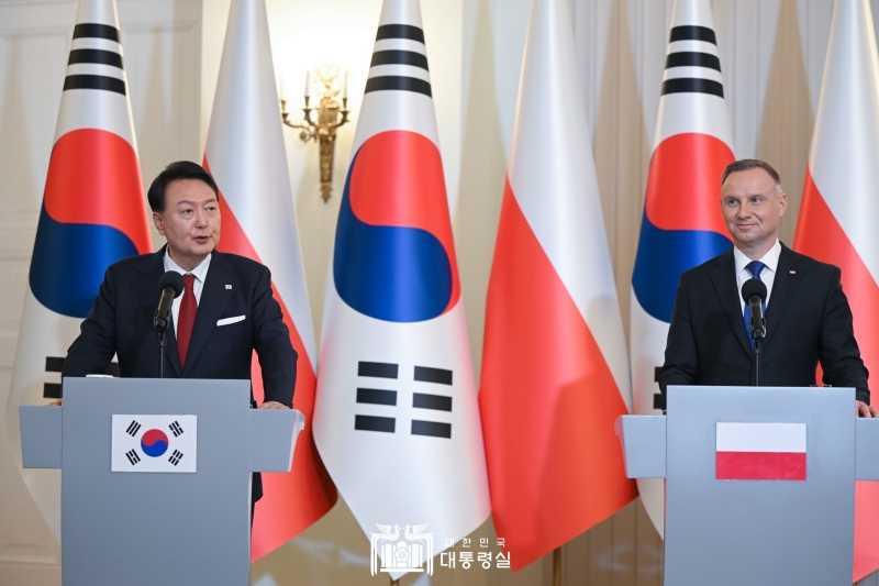 Presiden Yoon Suk Yeol (kiri) memberikan pernyataan pada Konferensi Pers Bersama Korea-Polandia yang diselenggarakan pada tanggal 13 Juli (waktu setempat) di Istana Presiden Polandia, Warsawa. Presiden Yoon mengungkapkan, Sekarang Korea dan Polandia telah menjadi mitra kerja sama penting dalam berbagai bidang, seperti ekonomi, keamanan, dan budaya. Kami telah sama-sama menyakinkan kembali hubungan Korea dan Polandia sebagai mitra strategis dan akan berkomunikasi erat berdasarkan visi dan kesadaran bersama. 