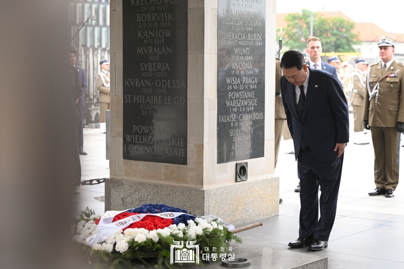 Presiden Yoon Suk Yeol meletakkan karangan bunga lalu mengheningkan cipta pada tanggal 13 Juli (waktu setempat) di makam pahlawan tak bernama yang terletak di Warsawa, Polandia. Lokasi ini merupakan lokasi wajib yang dikunjungi oleh para pemimpin asing yang mengunjungi Polandia karena tempat ini menjadi tempat para pahlawan tanpa nama bersemayam setelah gugur untuk memperjuangkan kemerdekaan Polandia. 