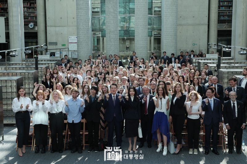 ▲ 윤석열 대통령(앞줄 왼쪽 여섯 번째)과 김건희 여사(앞줄 왼쪽 일곱 번째) 14일(현지 시간) 폴란드 국립바르샤바대학교 중앙도서관에서 개최된 ‘폴란드 미래세대와의 문화 동행’ 행사에 참석해 기념 촬영을 하고 있다. 이날 행사에서 윤 대통령은 바르샤바 대학의 한국어학과 설치 40주년을 축하하면서 “정부가 양국 청년들의 교류 확대를 적극 지원하겠다”고 약속했다.