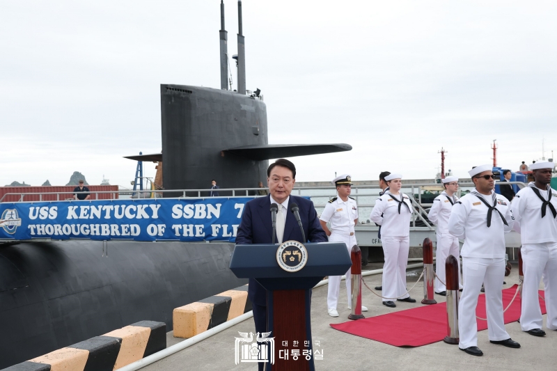 Presiden Yoon Suk Yeol memberikan kata sambutan sebelum menaiki SSBN-737, salah satu kapal selam bertenaga nuklir yang membawa rudal balistik (SSBN). Kapal selam ini sedang berlabuh di Busan dan Presiden Yoon mengunjunginya pada tanggal 19 Juli di Pangkalan Angkatan Laut Busan, Angkatan Laut Republik Korea, Nam-gu, Busan. 