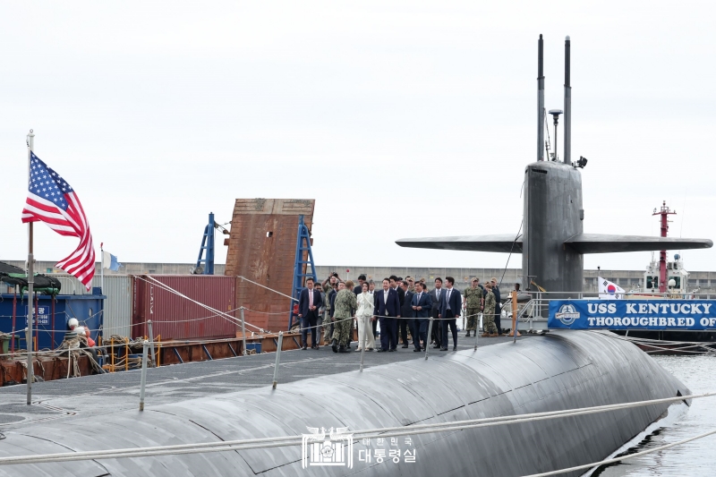 Presiden Yoon Suk Yeol dan Ibu Negara Kim Keon Hee naik ke atas SSBN-737, salah satu kapal selam bertenaga nuklir yang membawa rudal balistik (SSBN). Kapal selam ini sedang berlabuh di Busan dan Presiden Yoon mengunjunginya pada tanggal 19 Juli di Pangkalan Angkatan Laut Busan, Angkatan Laut Republik Korea, Nam-gu, Busan. 