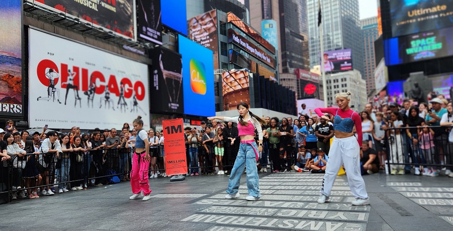 ▲Kementerian Kebudayaan, Olahraga, dan Pariwisata bersama dengan KTO menggelar K-tourism Road Show di tengah Times Square dan Rockefeller Center New York pada tanggal 19-22 Juli. Foto di atas menunjukkan Dance to Korea, sebuah kompetisi K-pop cover dance yang digelar di Times Square. 