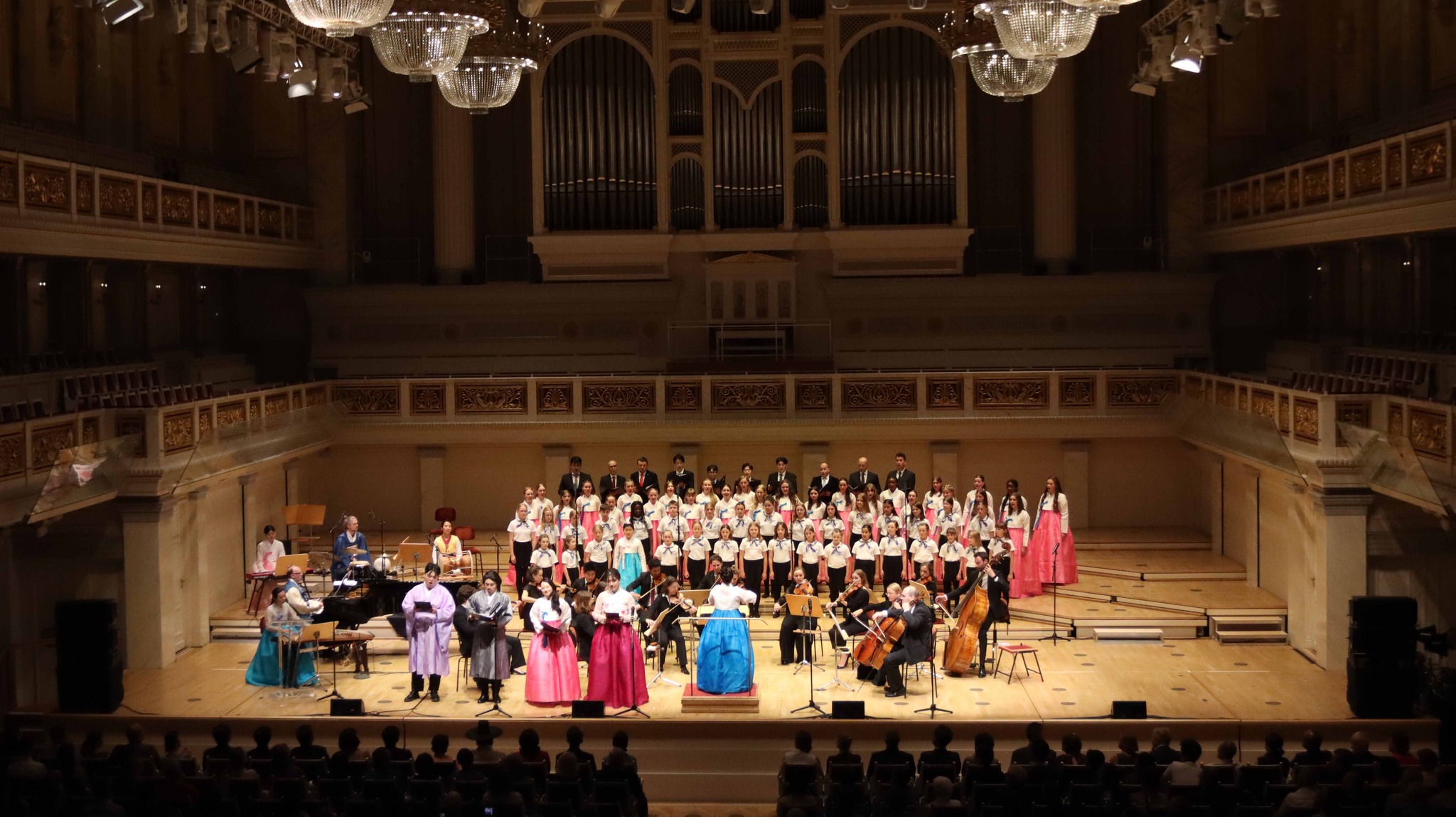 Jugendchor Dortmund yang dipimpin oleh Narae Joung menampilkan sebuah pertunjukan bertajuk Jalan yang dilalui bersama (terjemahan tidak resmi) diselenggarakan pada tanggal 8 Juli lalu di Konzerthaus Berlin untuk merayakan 140 tahun hubungan diplomatik antara Korea dan Jerman. (Korean Cultural Center Jerman) 