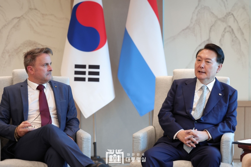 Presiden Yoon Suk Yeol (kanan) berdialog dengan Perdana Menteri Luksemburg, Xavier Bettel, pada tanggal 25 Juli di Kantor Kepresidenan Republik Korea, Yongsan, Seoul. 