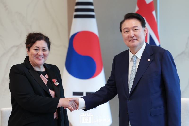 Presiden Yoon Suk Yeol (kanan) berjabat tangan dengan Gubernur Jenderal Selandia Baru, Cindy Kiro, pada tanggal 25 Juli di Kantor Kepresidenan Republik Korea, Yongsan, Seoul. 