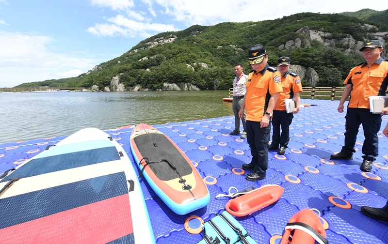 Para petugas pemadam kebakaran melakukan inspeksi menjelang penyelenggaraan Jambore Pramuka Dunia Saemangeum pada tanggal 24 Juli di sekitar Sungai Jisokcheon, Buan-gun, Provinsi Jeollabuk. (Badan Pemadam Kebakaran Korea) 