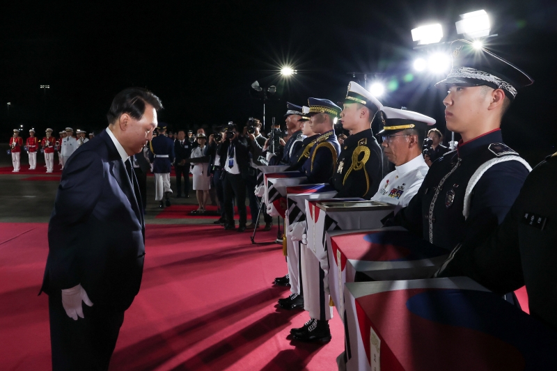 Pada tanggal 26 Juli, Presiden Yoon Suk Yeol (kiri) memberikan penghormatan dengan khusyuk pada upacara repatriasi jenazah tentara Korea pada Perang Korea yang digelar di Bandara Seoul di Seongnam, Provinsi Gyeonggi..