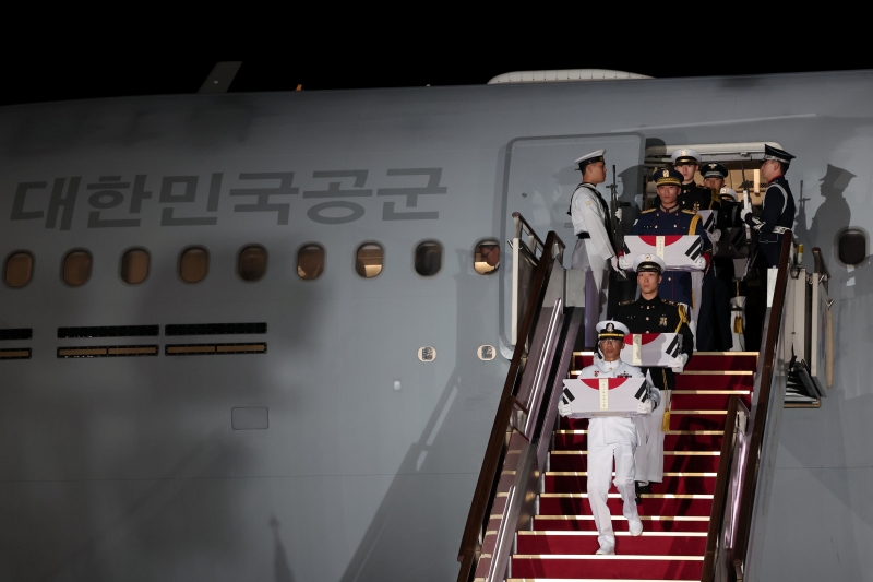 Pada tanggal 26 Juli, jenazah-jenazah tentara Korea diturunkan pada upacara repatriasi jenazah tentara Korea pada Perang Korea yang digelar di Bandara Seoul di Seongnam, Provinsi Gyeonggi.