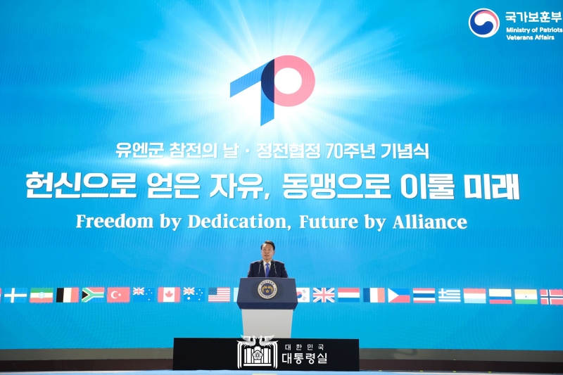 Presiden Yoon Suk Yeol memberikan pidato ucapan selamat pada Upacara Hari Peringatan 70 Tahun Gencatan Senjata dan Hari Peringatan Veteran Perang Korea dari Pasukan PBB yang digelar pada tanggal 27 Juli di teater terbuka Busan Cinema Center di Haeundae-gu, Busan.