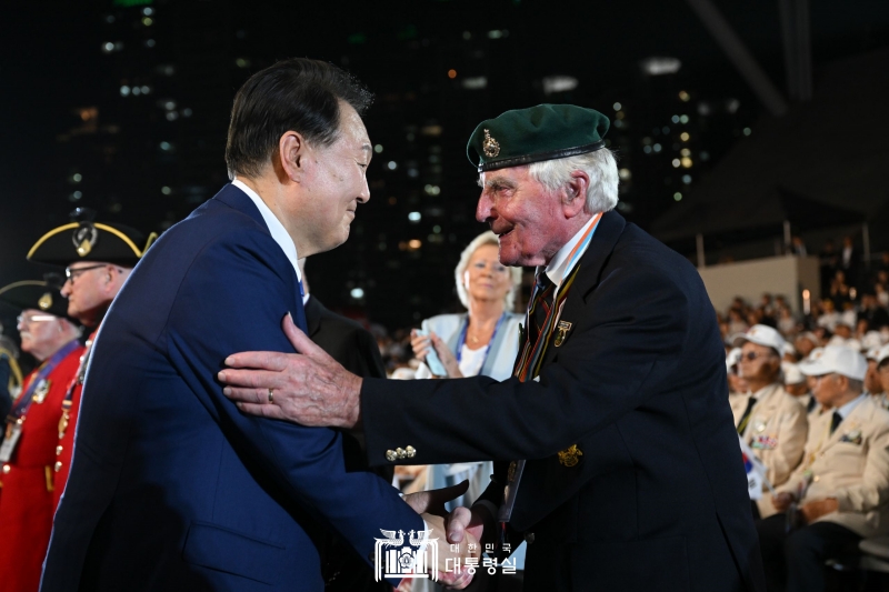 Presiden Yoon Suk Yeol (kiri) berjabat tangan dengan veteran perang pada Upacara Hari Peringatan 70 Tahun Gencatan Senjata dan Hari Peringatan Veteran Perang Korea dari Pasukan PBB yang digelar pada tanggal 27 Juli di teater terbuka Busan Cinema Center di Haeundae-gu, Busan.