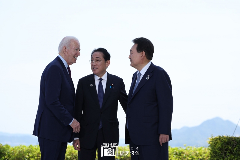 Presiden Yoon Suk Yeol (kanan) sedang berdialog dengan Presiden AS Joe Biden (kiri) dan Perdana Menteri Jepang Fumio Kishida menjelang KTT Korea-AS-Jepang yang digelar pada kesempatan KTT G7 di Hiroshima, Jepang pada 21 Mei. (Kantor Kepresidenan Republik Korea) 