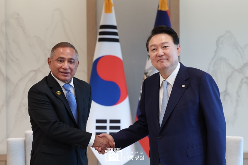 Presiden Yoon Suk Yeol (kanan) mengambil foto peringatan dengan Perdana Menteri Belize, John Antonio Briceno, di Kantor Kepresidenan di Yongsan, Seoul pada tanggal 1 Agustus. (Kantor Kepresidenan Republik Korea)