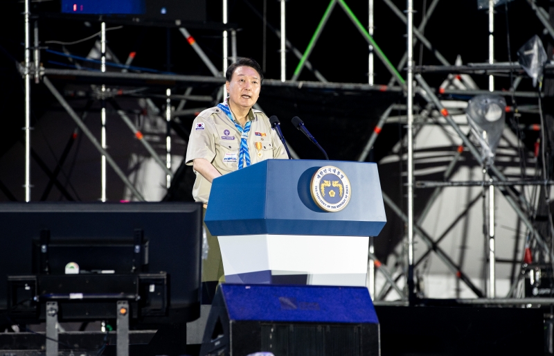 Presiden Yoon Suk Yeol memberikan sambutan pada upacara pembukaan Jambore Pramuka Dunia ke-25 Saemangeum 2023 yang digelar pada sore hari tanggal 2 Agustus di Saemangeum, Buan-gun, Provinsi Jeollabuk. (World Organization of the Scout Movement)